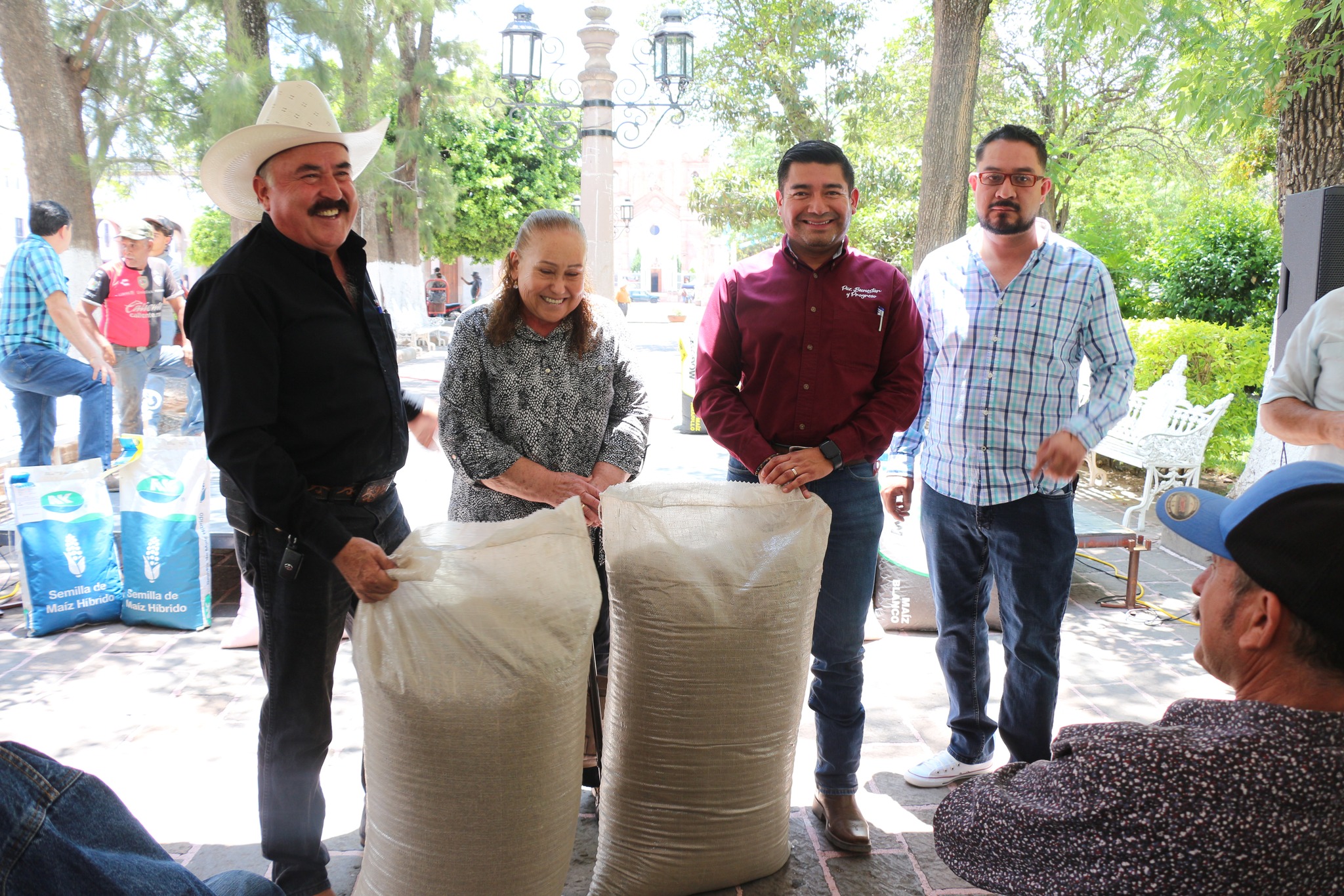 Entrega de semilla a productores agrícolas