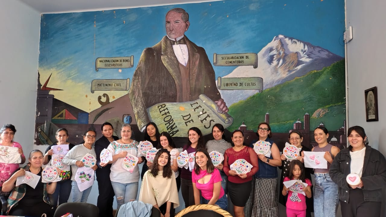 Fortaleciendo a las Mujeres a través del Conocimiento y la Expresión