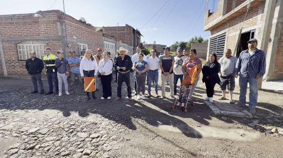 Inicia pavimentación de calle Elizabeth del Real