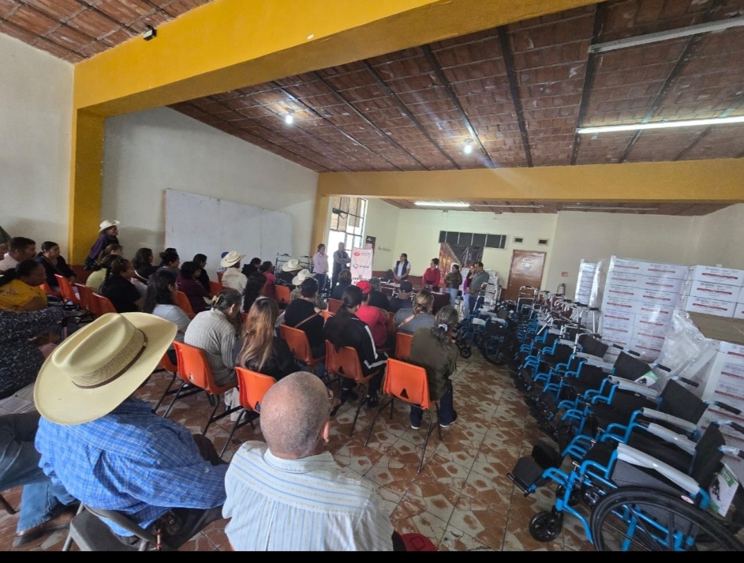 Entrega de aparatos funcionales en el DIF