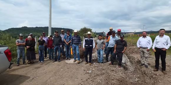 Inicia pavimentación de calle en Las Guías