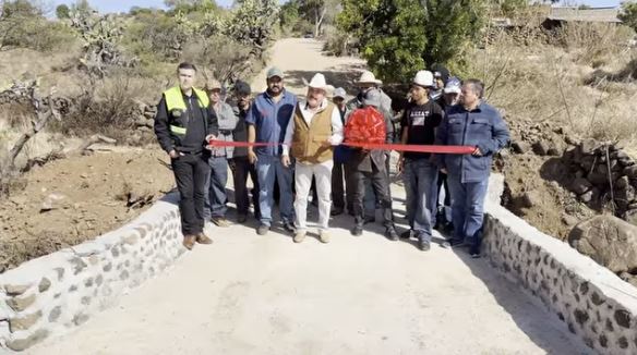 Inauguración de camino y puente en Casas Grandes