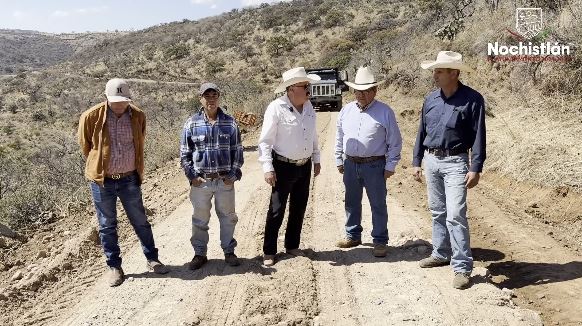 Inician trabajos de mantenimiento en camino rural hacia Huiscolco