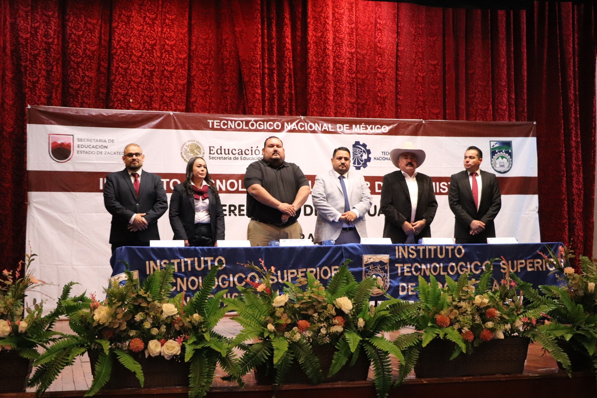 Invitados de honor en gradación de alumnos del Tec