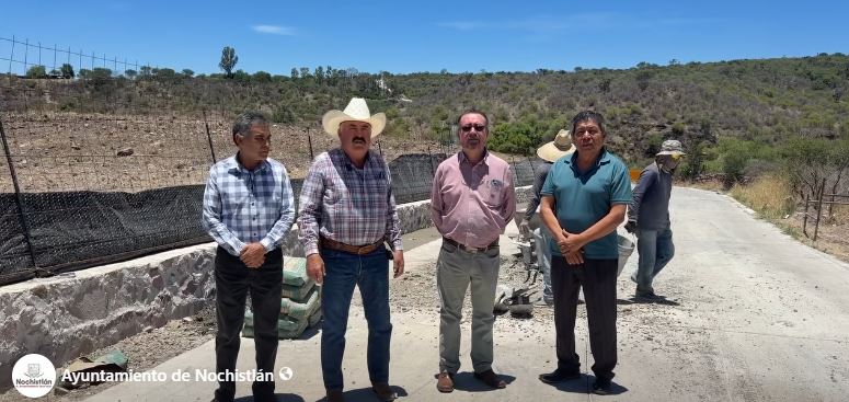 Avanza construcción de cunetas en acceso al Molino