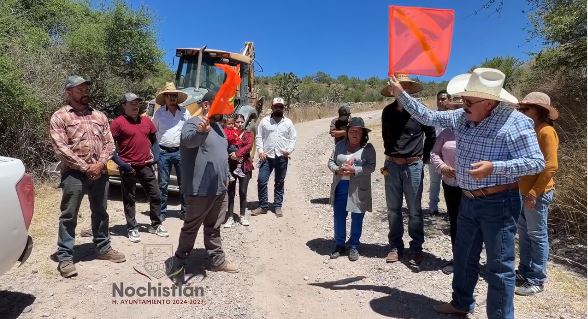 Pavimentación de de camino a Las Trojes