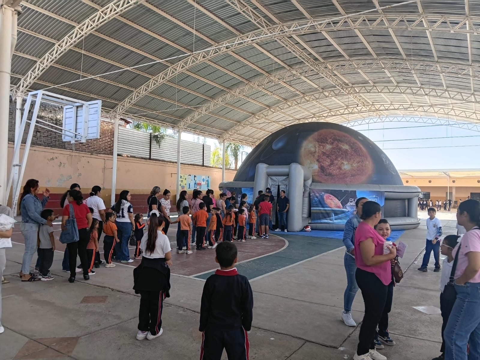 Niños experimentan la Realidad Virtual y Planetario