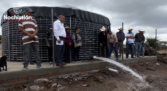 Entrega de tanque de agua en Barranca de Moreno