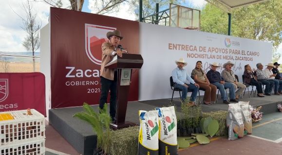 Visita del Gobernador para entregar apoyos al campo