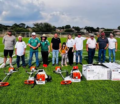 Equipo para mantenimiento de espacios deportivos