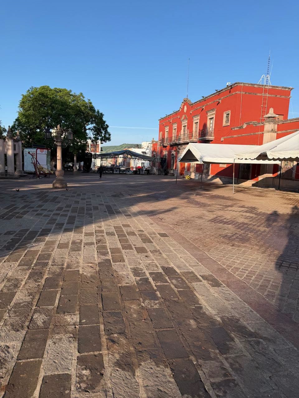Aseo Publico y Parques y Jardines limpia el jardín Morelos