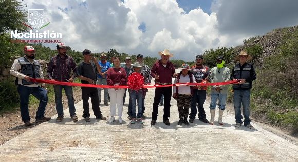 Entrega de camino pavimentado en Las Trojes