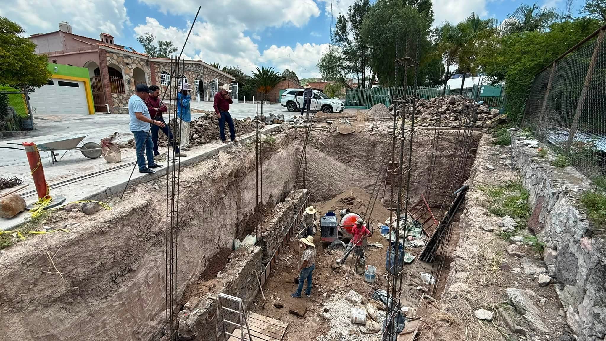 Continua construcción de baños publicas en El Molino