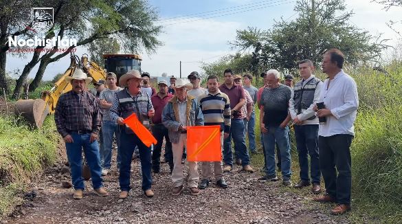 Instalación de linea de drenaje en camino al llano