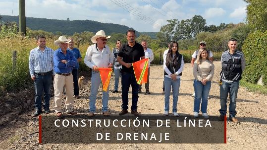Construcción de línea de drenaje en camino al Llano