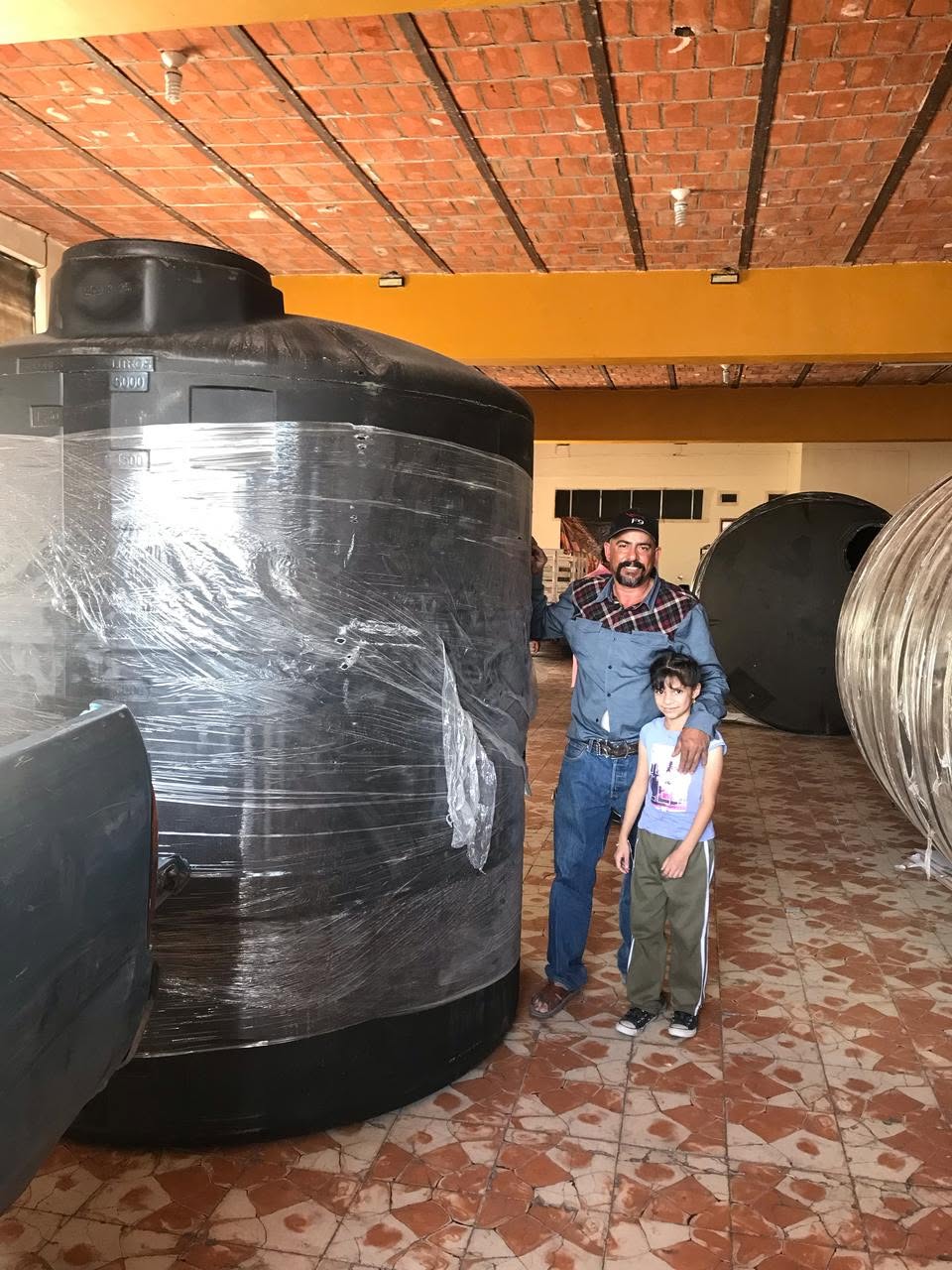 Entrega de apoyos para almacenar agua en el hogar
