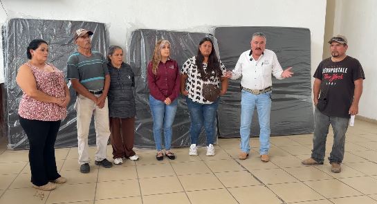 Entrega de colchones para apoyar a las familias