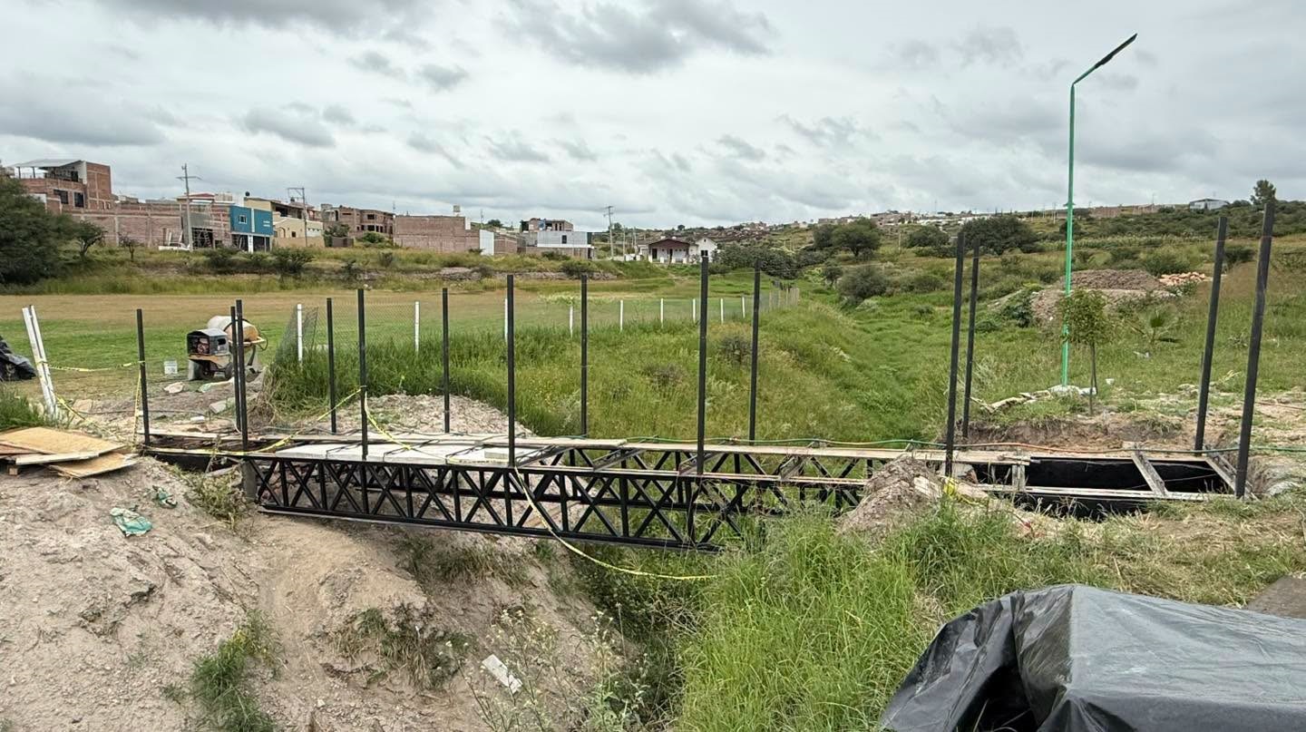 Sigue la construcción de puente Brisas-Col. San Miguel.
